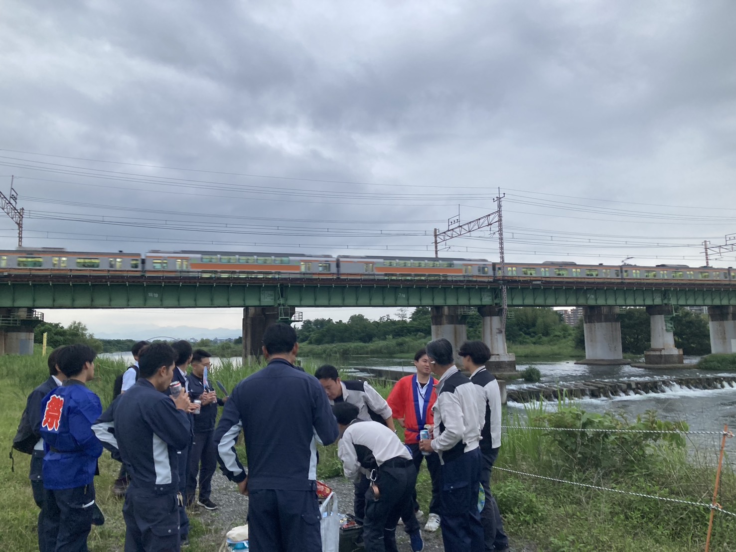 高架を走る中央線と
